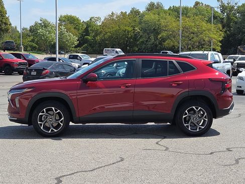 Used 2024 Chevrolet Trax LT w/ Driver Confidence Package FWD image 2