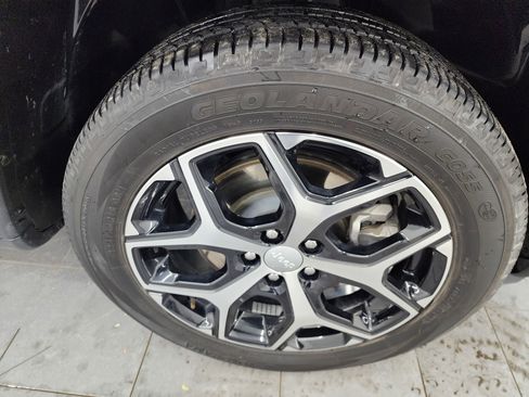 Used 2024 Jeep Compass Latitude image 3