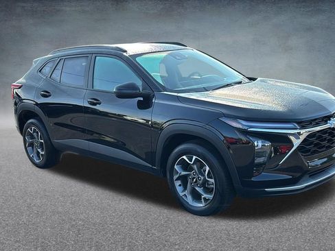 Used 2025 Chevrolet Trax LT FWD image 3
