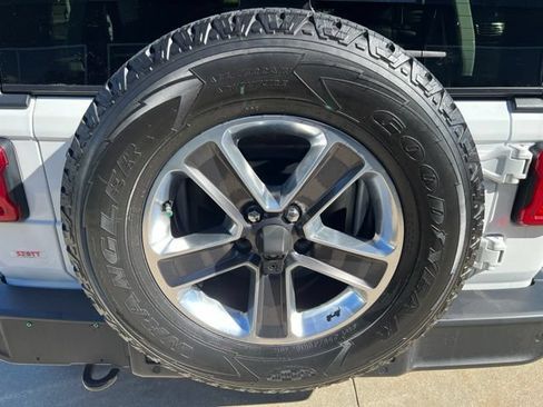 Used 2020 Jeep Wrangler Unlimited Sahara w/ Dual Top Group AWD/4WD image 11