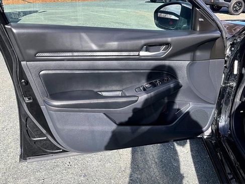 Used 2024 Nissan Altima 2.5 SV image 9