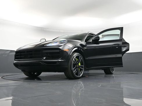 Certified 2022 Porsche Cayenne Turbo S AWD/4WD image 41