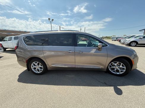 Used 2017 Chrysler Pacifica Touring-L Plus w/ Advanced Safetytec Group FWD image 5