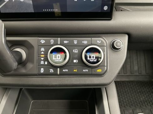 Certified 2025 Land Rover Defender 110 X-Dynamic SE AWD/4WD image 13