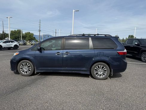 Used 2018 Toyota Sienna XLE Premium FWD image 2
