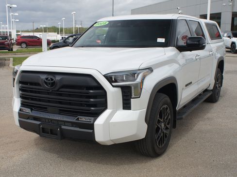 Used 2025 Toyota Tundra Limited AWD/4WD image 2