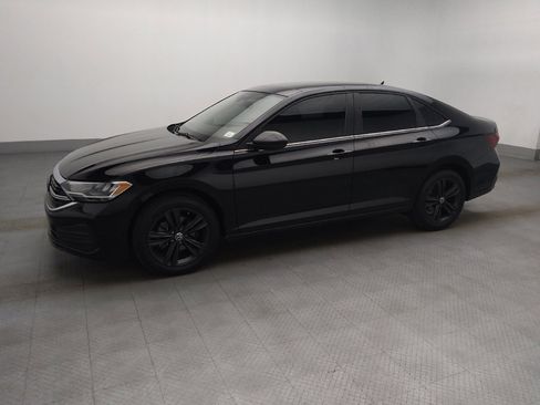 Used 2024 Volkswagen Jetta SE w/ Panoramic Sunroof Package FWD image 2
