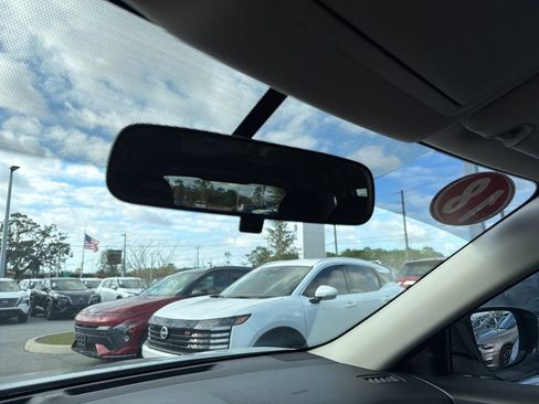 Used 2018 Nissan Rogue SV w/ Premium Package image 24