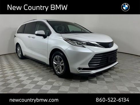 Used 2023 Toyota Sienna Limited image 1