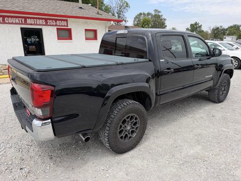Used 2018 Toyota Tacoma SR5 AWD/4WD image 3