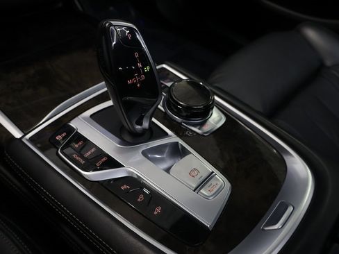 Used 2017 BMW 750i image 23