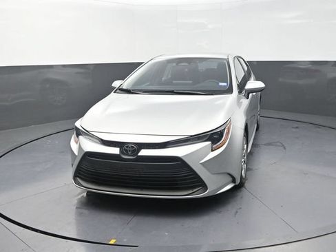 Used 2025 Toyota Corolla LE FWD image 2