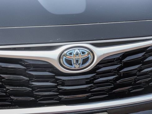 Used 2022 Toyota Highlander XLE AWD/4WD image 13