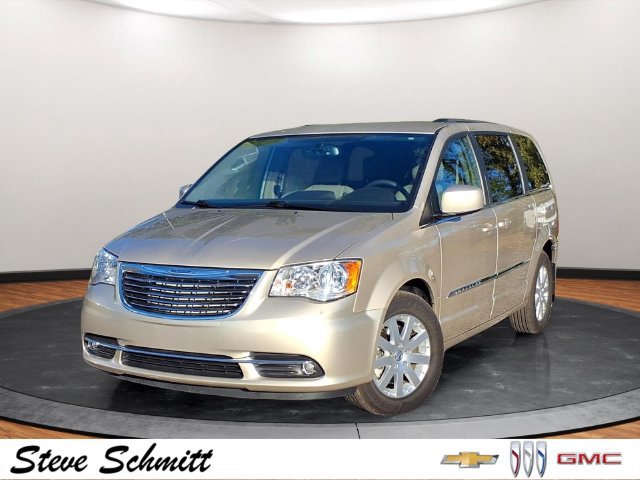 Used 2016 Chrysler Town & Country Touring FWD image 1