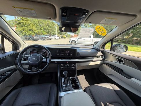 Used 2023 Kia Carnival LX FWD image 19