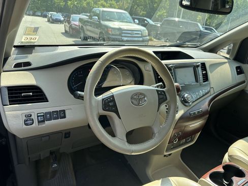 Used 2013 Toyota Sienna XLE w/ Premium Pkg FWD image 11