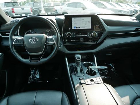 Used 2023 Toyota Highlander XSE AWD/4WD image 13