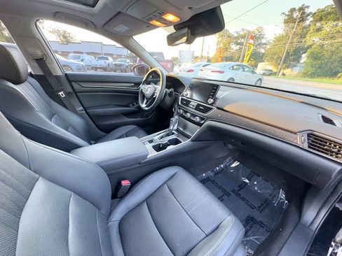 Used 2018 Honda Accord Touring image 12