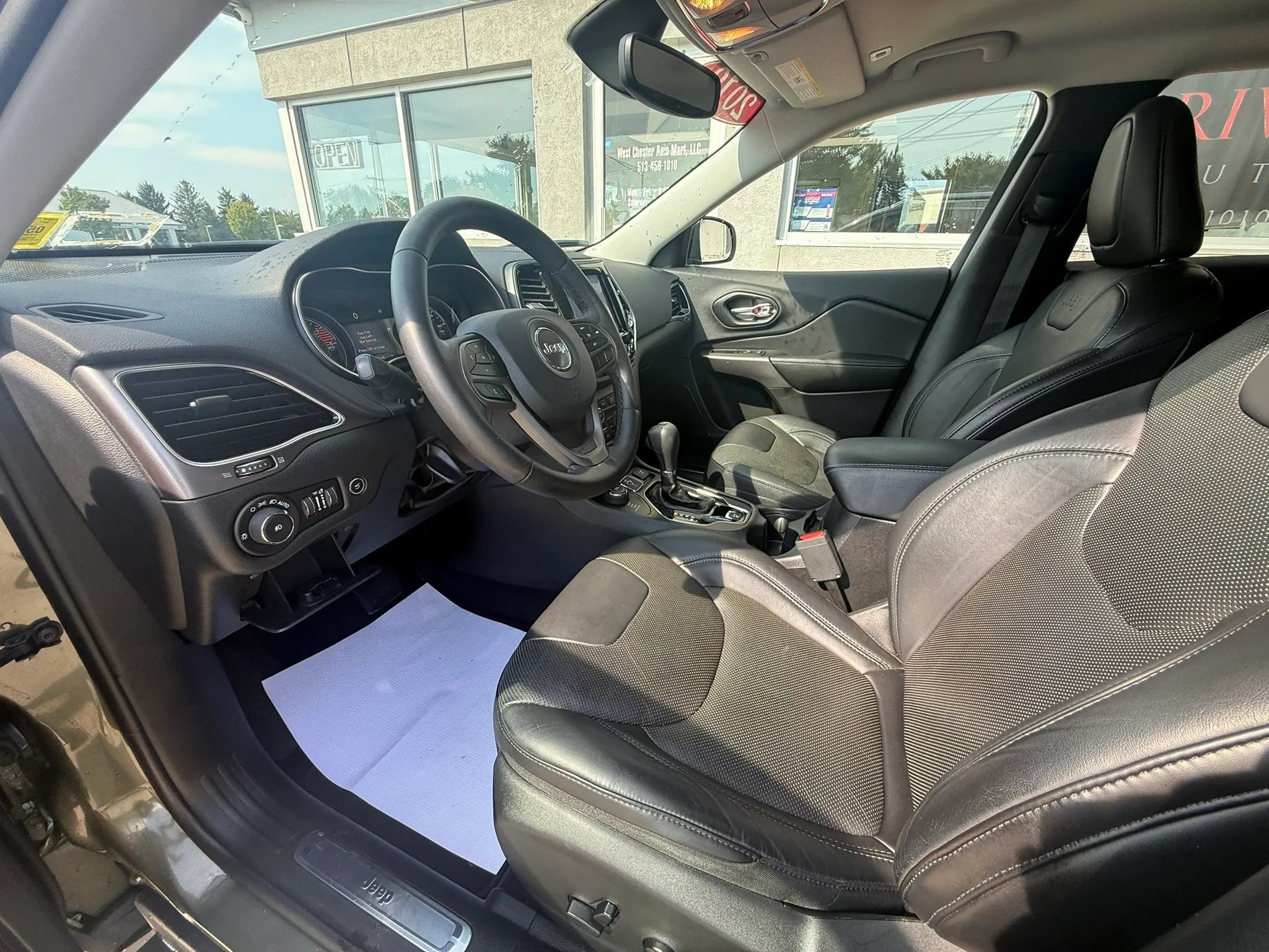 Used 2019 Jeep Cherokee Limited AWD/4WD image 9