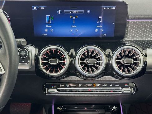 Used 2024 Mercedes-Benz GLB 250 4MATIC image 32