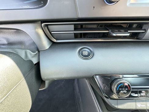 Used 2025 Hyundai Elantra Sport image 16