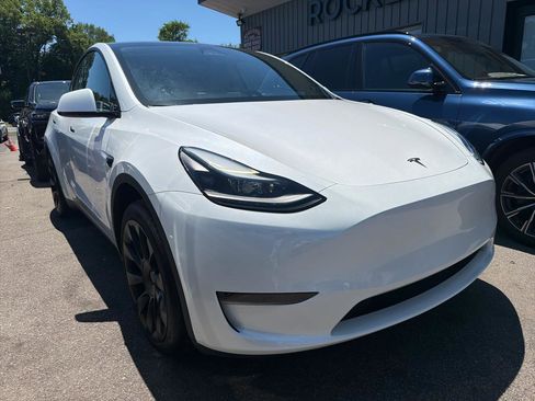 Used 2024 Tesla Model Y 2WD image 3
