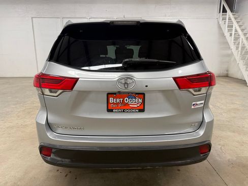 Used 2018 Toyota Highlander SE FWD image 6