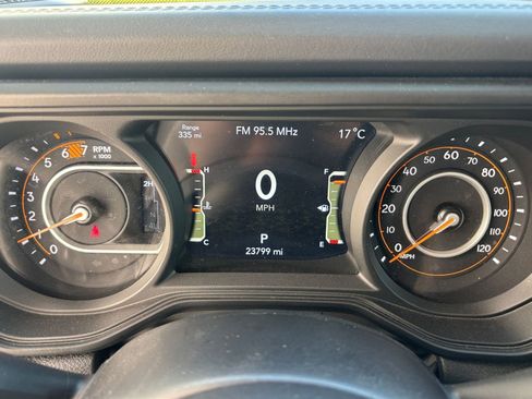 Used 2025 Jeep Wrangler Sahara image 40