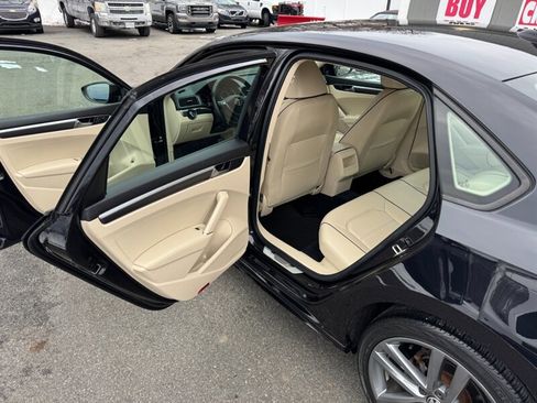 Used 2018 Volkswagen Passat 2.0T R-Line image 34