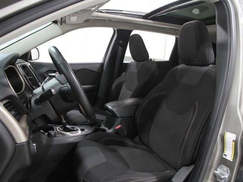 Used 2017 Jeep Cherokee Latitude w/ Comfort/Convenience Group image 5