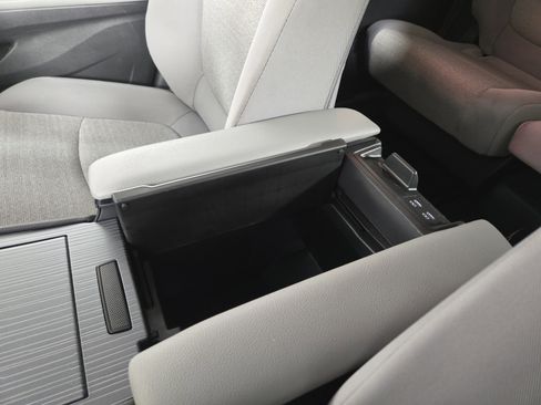 Used 2025 Toyota Sienna LE image 27