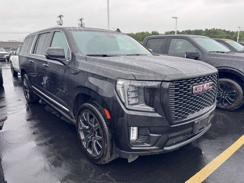 Used 2023 GMC Yukon XL Denali AWD/4WD image 3