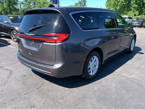 Used 2023 Chrysler Pacifica Touring-L FWD image 5