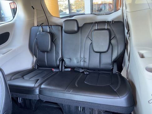 Used 2024 Chrysler Pacifica Touring-L image 13