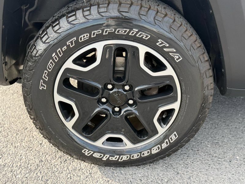 Used 2017 Jeep Renegade Trailhawk AWD/4WD image 9