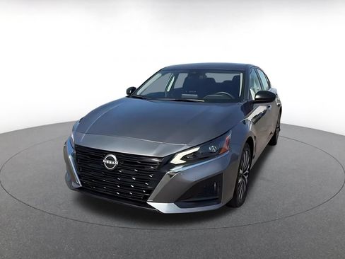 Used 2025 Nissan Altima 2.5 SV FWD image 7