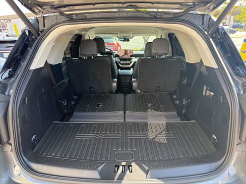 Used 2025 Ford Explorer Active w/ Active Comfort Package image 16