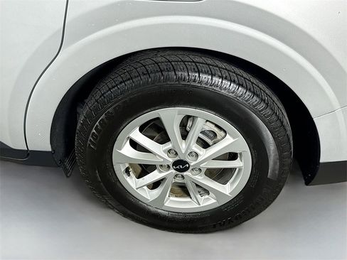 Used 2023 Kia Carnival LX image 36