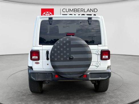 Used 2018 Jeep Wrangler Unlimited Sahara AWD/4WD image 4