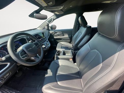 Used 2025 Chrysler Pacifica Select FWD image 9
