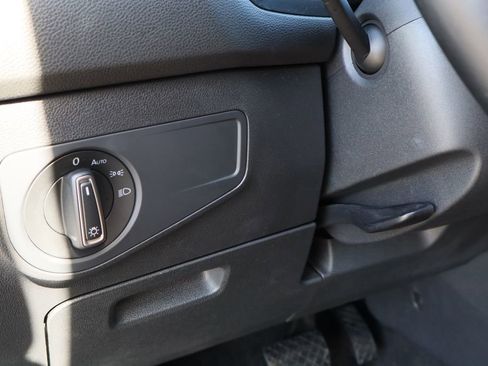 Used 2019 Volkswagen Tiguan SE image 11