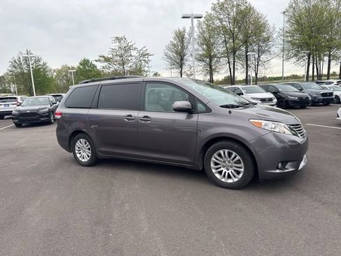 Used 2012 Toyota Sienna XLE FWD image 9