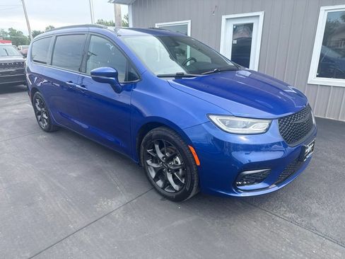 Used 2021 Chrysler Pacifica Touring w/ S Appearance Package FWD image 1