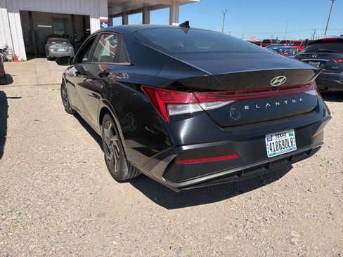Used 2024 Hyundai Elantra SEL w/ Convenience Package image 2