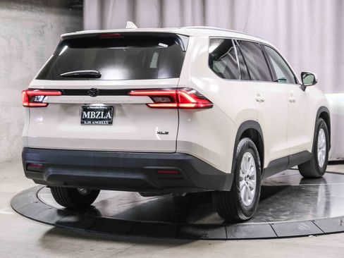 Used 2024 Toyota Grand Highlander FWD image 4