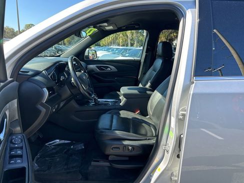 Used 2022 Chevrolet Traverse LT image 9