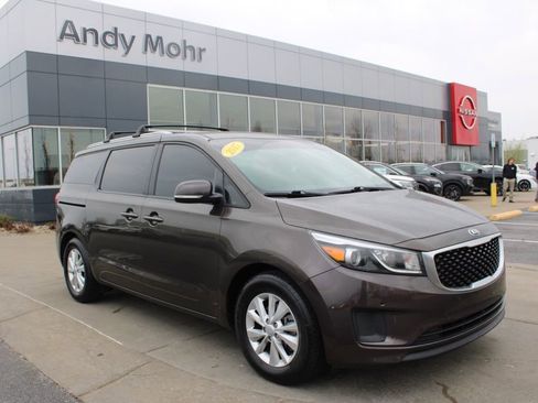 Used 2017 Kia Sedona LX w/ LX Essentials Premium Package image 1