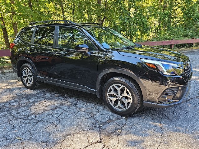 Certified 2023 Subaru Forester Premium AWD/4WD image 1