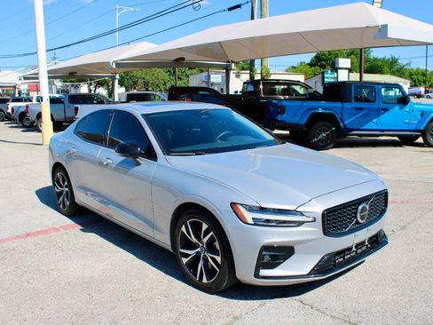 Used 2025 Volvo S60 B5 Core AWD/4WD image 3