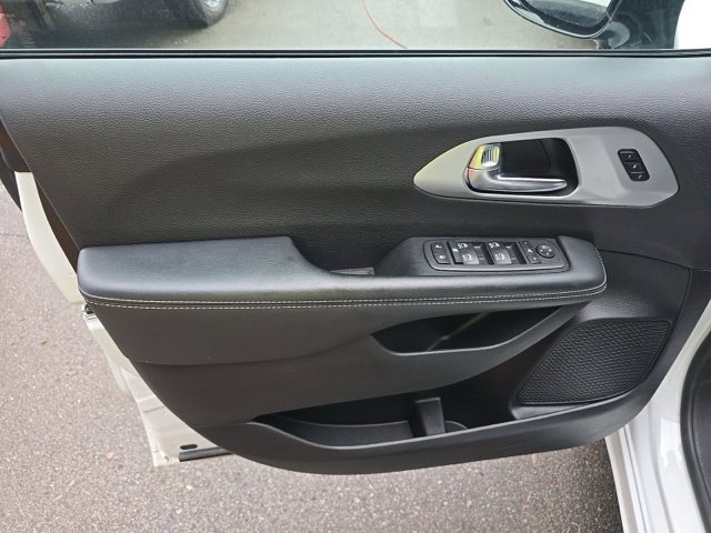 Used 2025 Chrysler Pacifica Limited FWD image 15